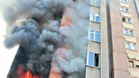 Bakıda çoxmərtəbəli binada yanğın - İki nəfər zəhərləndi