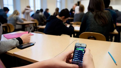 Məktəblərdə şagirdlərə telefon qadağası qoyuldu