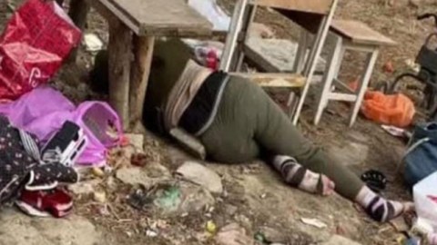 Bakıda qadın və uşaq küçədə yatır