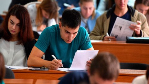 Tələbələrlə bağlı qanun layihəsi parlamentə tövsiyə edildi
