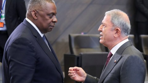 Hulusi Akar amerikalı həmkarı ilə danışıqlar apardı 