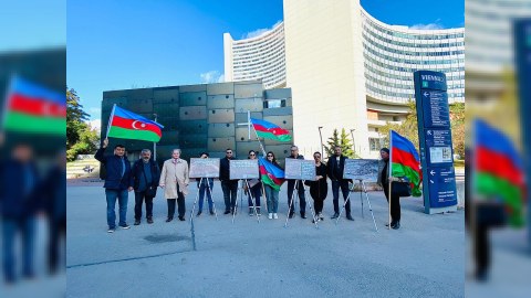 BMT-nin Vyanadakı nümayəndəliyi önündə aksiya - FOTO