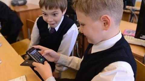 Məktəbdə bu halda telefondan istifadəyə icazə veriləcək