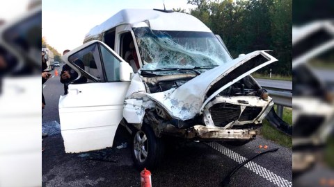 "KİA" ilə toqquşan "Prius" mikroavtobusa çırpılıb - Ölən var