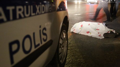 Yolu keçmək istəyən 2 piyadanı maşın vurdu