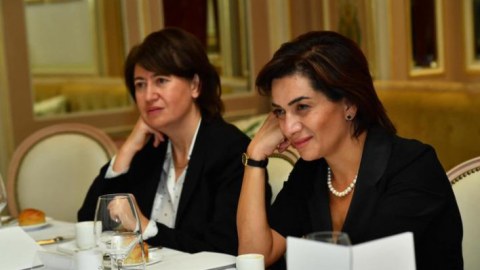Paşinyanın arvadını Fransada təhqir etdilər