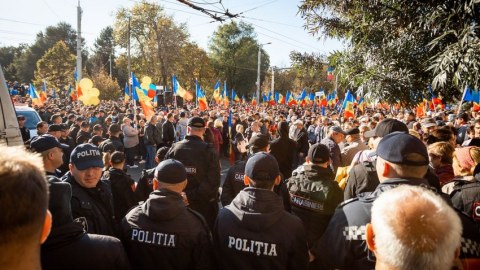 Etirazçılarla polis arasında TOQQUŞMA 