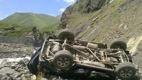 Xınalıqda maşın dərəyə aşıb - Ölən var