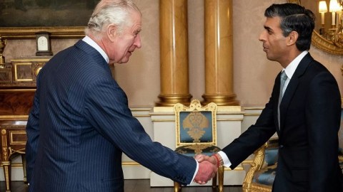 Britaniya kralı Sunakı baş nazir təyin etdi