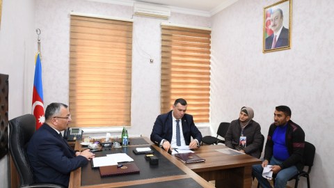 Rövşən Rzayev vətəndaşların müraciətini dinləyib