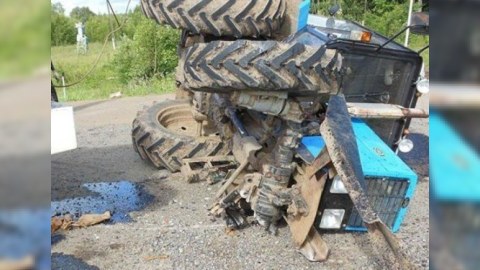 Maşınla traktor toqquşdu - Ölən var