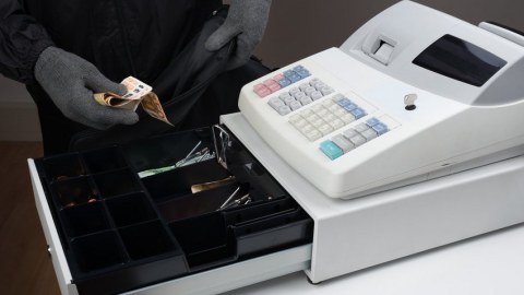 Mağazadan 4 290 manat pul oğurlandı