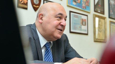 Çingiz Abdullayev jurnalistləri təhqir etdi: “Utanmırsınız?”