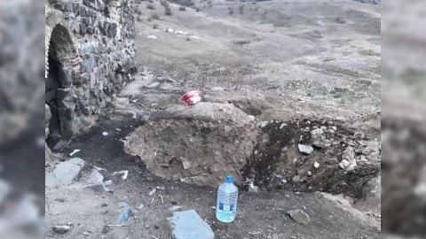 Qızıl tapmaq məqsədilə tarixi abidəni sökmək istədilər