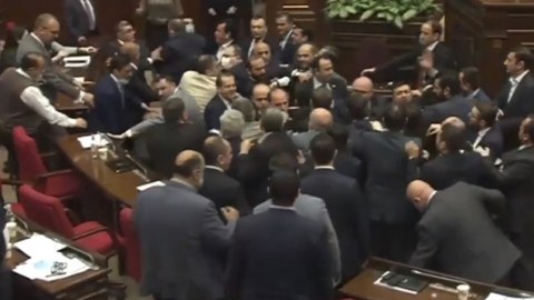 Ermənistan parlamentində terror aktı - Baş nazir və spiker niyə öldürüldü?