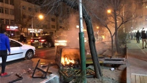 İranda qarşıdurma: Dövlət binaları yandırıldı, ölənlər var