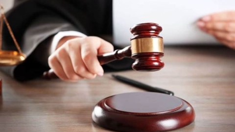 Sabiq deputata dələduzluq edən şəxsə qarşı 180 minlik İDDİA