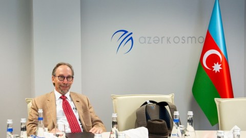 Məşhur kosmoloq Bakıda səfərdədir