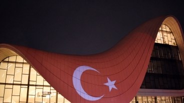 Heydər Əliyev Mərkəzi Türkiyə bayrağına büründü - FOTO