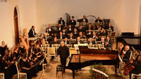 Fərhad Bədəlbəyli UNEC kollektivi üçün xüsusi konsert verdi