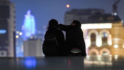 Sevgilisilə parkda oturan oğlanı hədələdilər -“Camaatın anası-bacısı var”