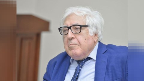 Anar Çingizi jurnalisti təhqir etdiyi üçün QINADI