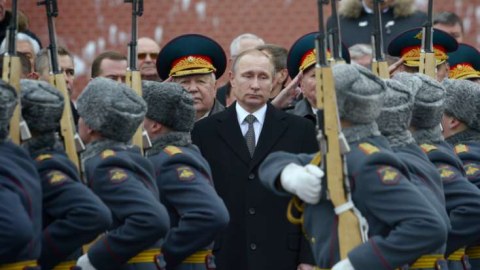 Putin fərman imzaladı - Ukraynada döyüşənlərə pul veriləcək