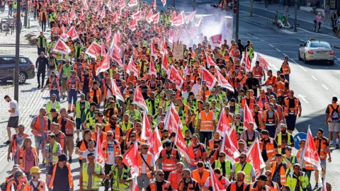 Almaniyada 200 min işçi etiraza qalxdı - Maaşdan narazıdırlar