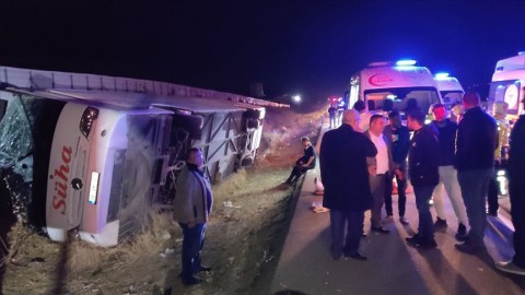 Daha bir qəza - 17 nəfər yaralandı