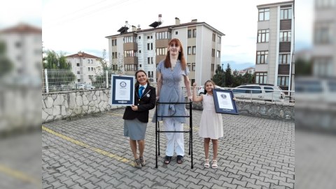 Dünyanın ən uzun qadını ilk dəfə təyyarə ilə uçdu