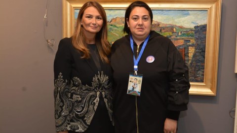 Qənirə Paşayeva Zəfər Günü Şəhid ailələrilə - FOTO