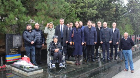 Milli Qəhrəmanın məzarını ziyarət etdilər - FOTO