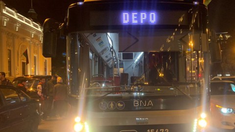 “BakuBus”un avtobusu qəzaya düşdü
