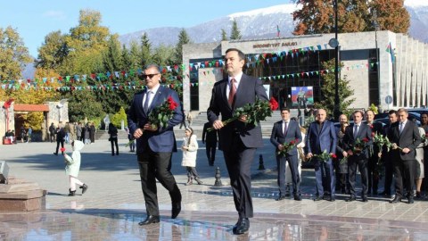 Novruz Aslanov Zəfər gününü sakinlərlə birgə qeyd etdi
