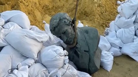 Puşkinin Xarkovdakı büstü söküldü