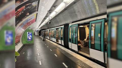 Parisdə 30-dan çox metrostansiya bağlandı
