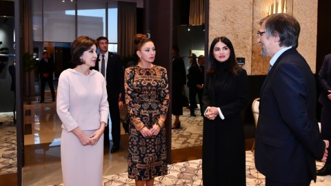 Mehriban Əliyeva “Özbəkistanın rəngləri” adlı sərgidə - FOTOLAR
