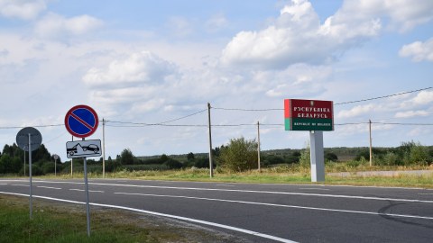 Ukrayna Belarusla sərhəddə divar tikir 
