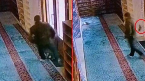 İçki şüşəsi ilə məscidə daxil oldu: QANDALLANDI 