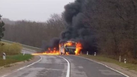 Mitinq iştirakçılarının avtobusu yandı