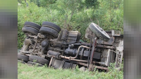 Kəlbəcərdə “KamAZ” dərəyə aşdı - Sürücü öldü
