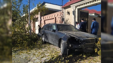 Gəncədə "Mercedes" evə çırpıldı - FOTOLAR
