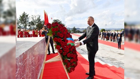 Prezident “Mother Albaniya” abidəsini ziyarət edib - FOTOLAR
