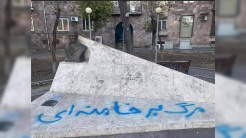 Ermənistanda Njdenin heykəlinə “Xamneiyə ölüm” yazdılar