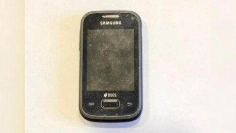 Həbsdə olan qardaşına telefon keçirmək istədi