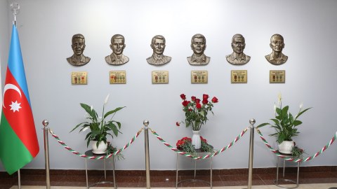Şəhid məzunların barelyefi qoyuldu