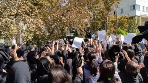 İranda tələbələrin etirazı: “Rədd olsun molla rejimi”