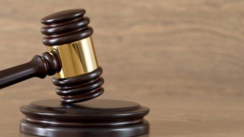 Körpəsini həyətə tullayan ataya 11 il 3 ay həbs verildi