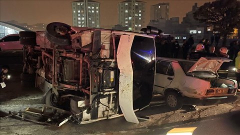 Türkiyədə polislər qəza düşdü - Yaralılar var 