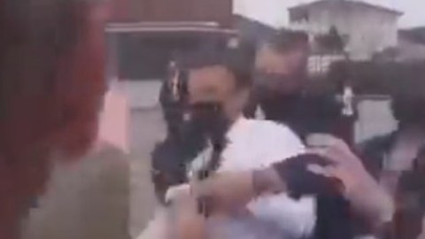 Etirazçı qadın Makrona şillə vurdu - VİDEO